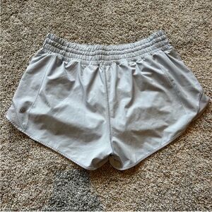 Lulu 2.5 in white shorts